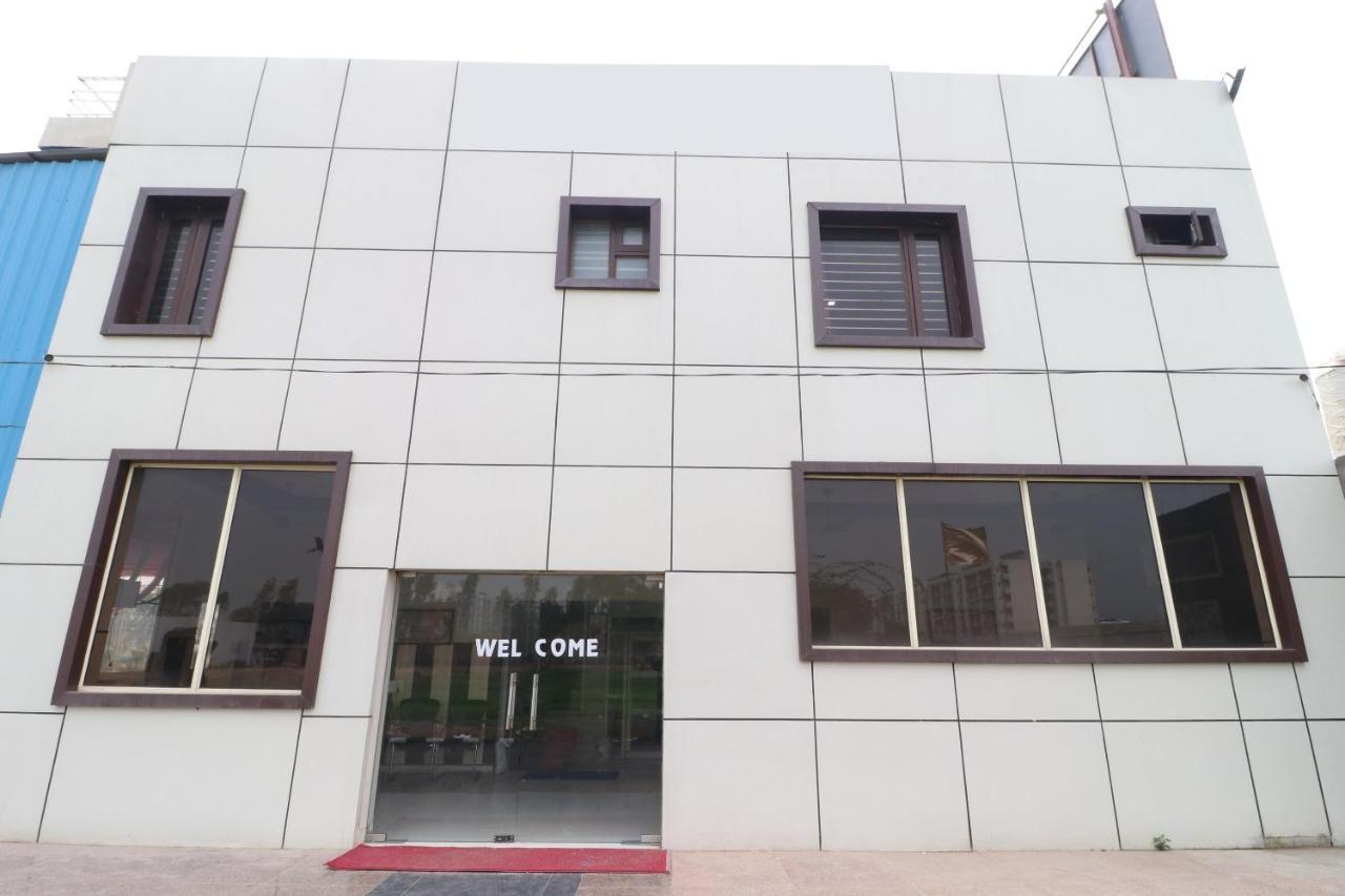 Oyo 28338 New Life Hotel Banur Exterior photo